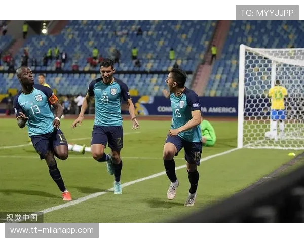 内马尔被队友恶搞穿奇装合影，气氛尴尬又搞笑